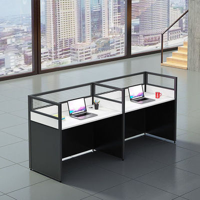 Tableaux et chaises pour le personnel du bureau du supermarché