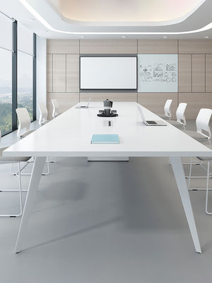 Tableau de conférence blanc moderne pour la formation au bureau et la négociation dans le centre commercial
