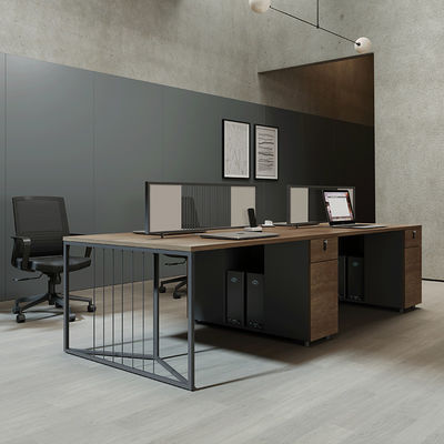 Postes de travail de bureau minimalistes pour quatre personnes avec bureau et chaise en melamine en bois