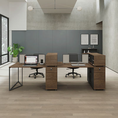 Postes de travail de bureau minimalistes pour quatre personnes avec bureau et chaise en melamine en bois