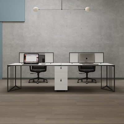 Postes de travail de bureau minimalistes pour quatre personnes avec bureau et chaise en melamine en bois