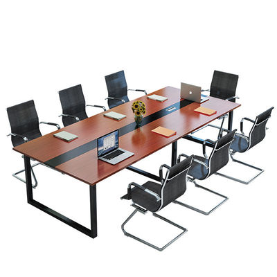 Fin de salle de réunion salle de réunion table de conférence avec des chaises assorties