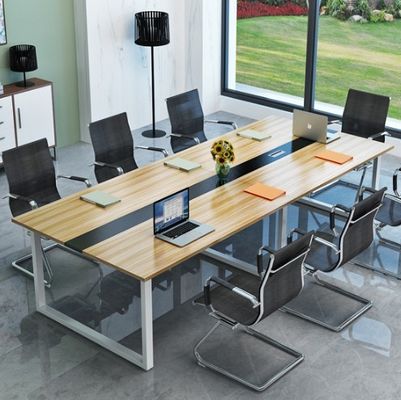 Fin de salle de réunion salle de réunion table de conférence avec des chaises assorties