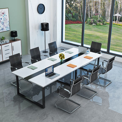 Fin de salle de réunion salle de réunion table de conférence avec des chaises assorties