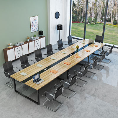 Fin de salle de réunion salle de réunion table de conférence avec des chaises assorties