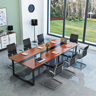 Fin de salle de réunion salle de réunion table de conférence avec des chaises assorties