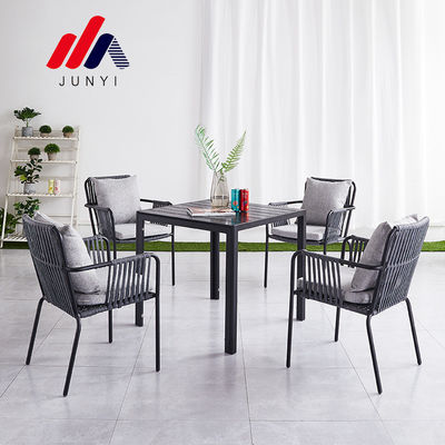 Chaise en rotin solide et durable pour l' extérieur dans les meubles de la station balnéaire