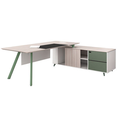 Le PDG de Modern Commercial Furniture est un bureau en mélamine.