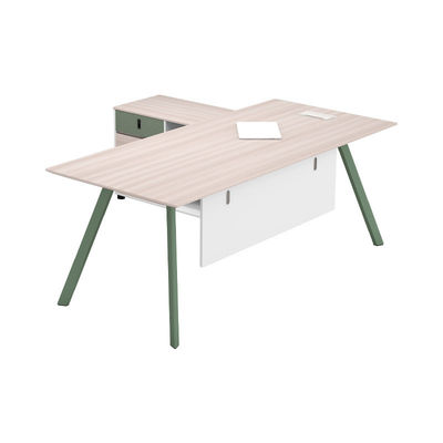 Le PDG de Modern Commercial Furniture est un bureau en mélamine.