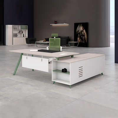 Le PDG de Modern Commercial Furniture est un bureau en mélamine.